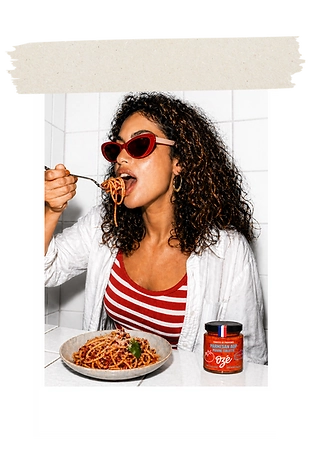 Un pot de sauce Ozé posé sur une assiette