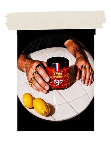 Deux mains tenant un pot de sauce Ozé